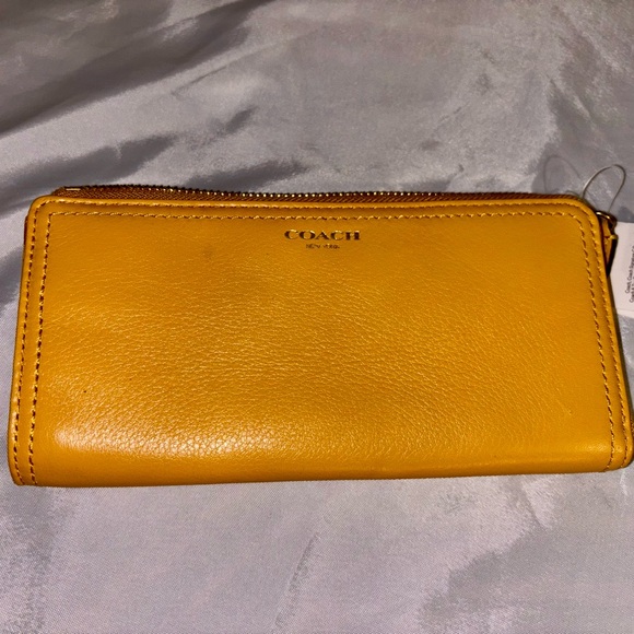 Coach soft leather zip wallet - Picture 1 of 4